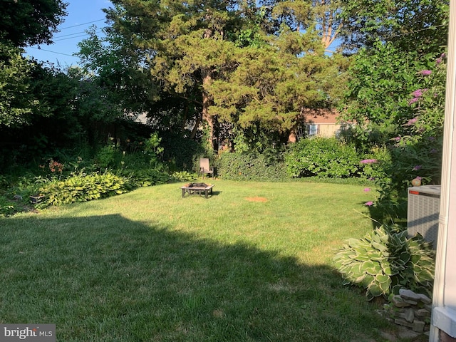 view of yard featuring an outdoor fire pit