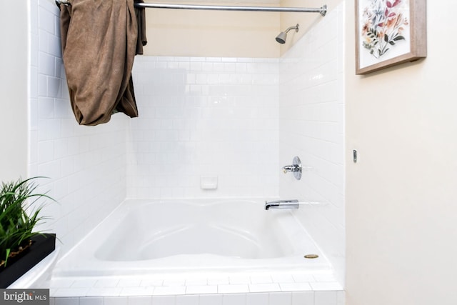 bathroom with tiled shower / bath