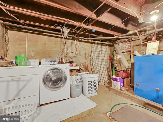 laundry room with washing machine and dryer