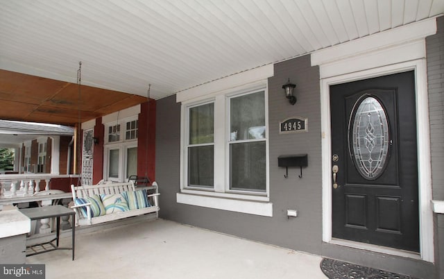 property entrance featuring a porch