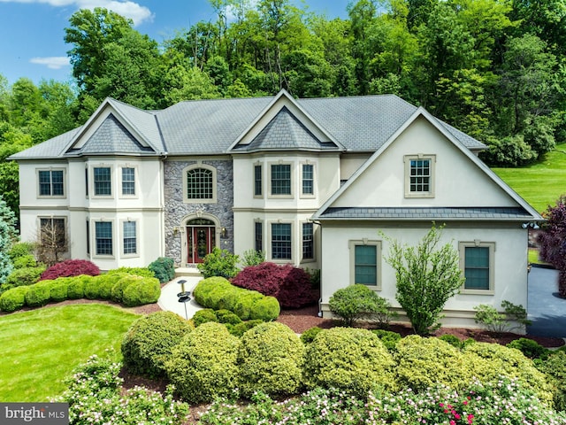 view of front of home featuring a front lawn