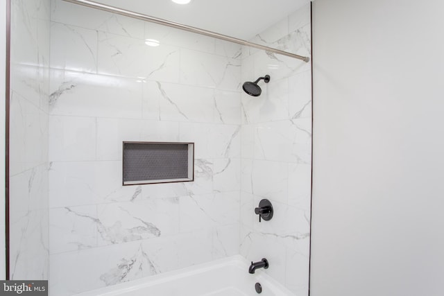 bathroom featuring tiled shower / bath combo