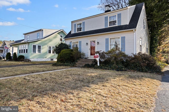 view of front facade featuring a front lawn