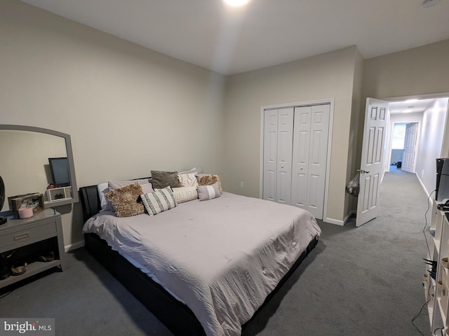 bedroom featuring carpet flooring and a closet