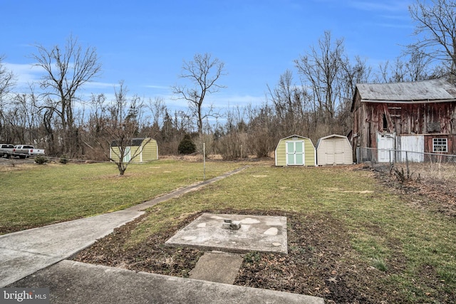 view of yard with a shed