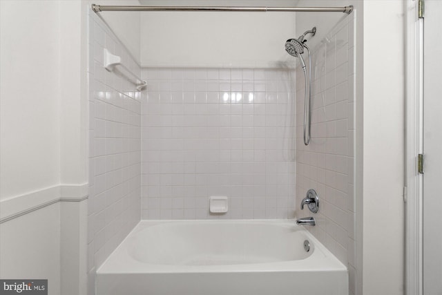 bathroom with tiled shower / bath combo