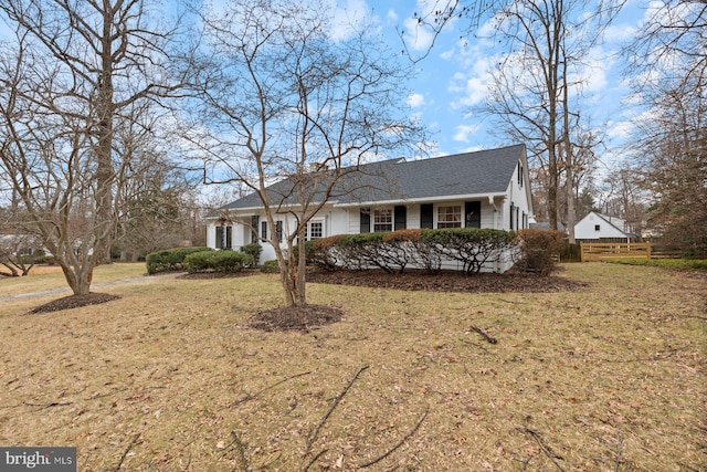 ranch-style home featuring a front lawn