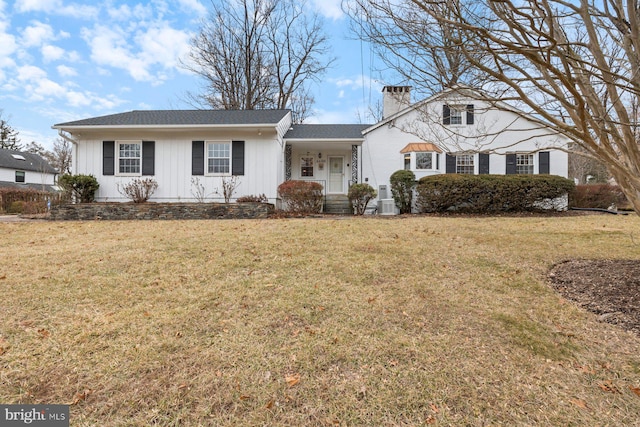 view of front of house featuring a front yard