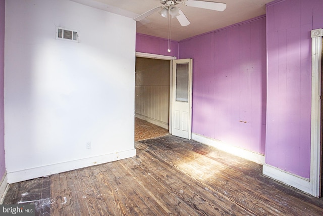 unfurnished room featuring dark wood-type flooring and ceiling fan