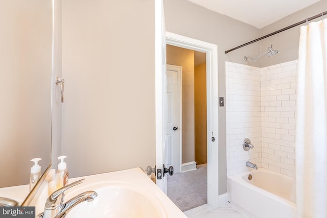 bathroom featuring sink and shower / bath combo