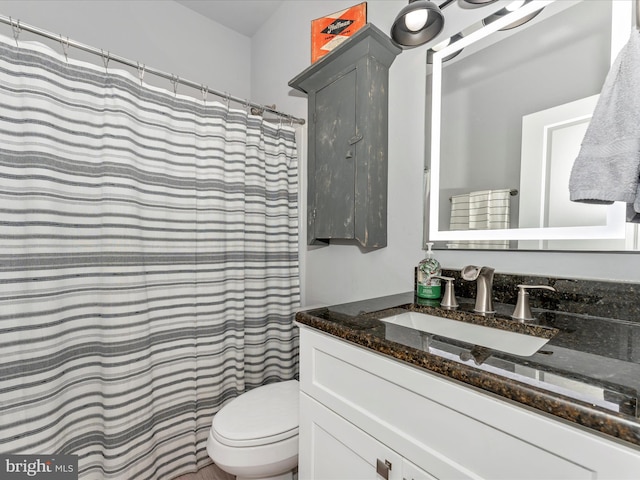 bathroom with a shower with shower curtain, vanity, and toilet