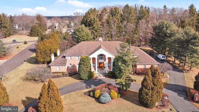 view of front facade with a front yard