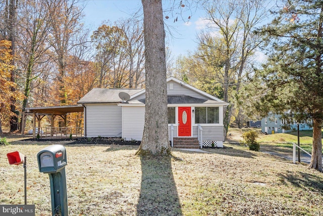 view of front of home featuring a front yard