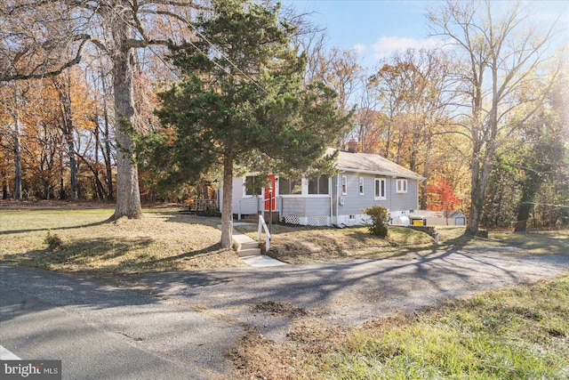 view of front of home with a front lawn