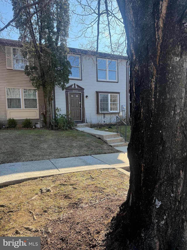 view of front of property featuring a front lawn