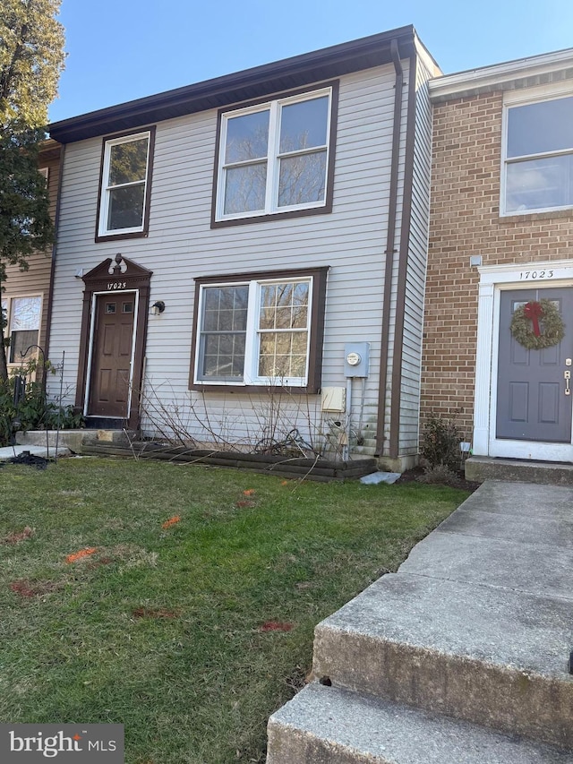 view of front facade with a front lawn