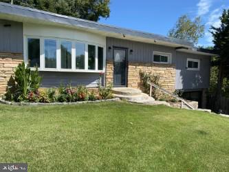 view of front of house with a front lawn