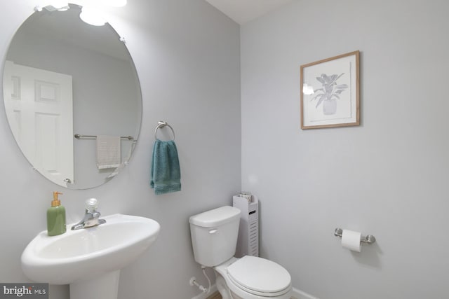 bathroom featuring toilet and sink