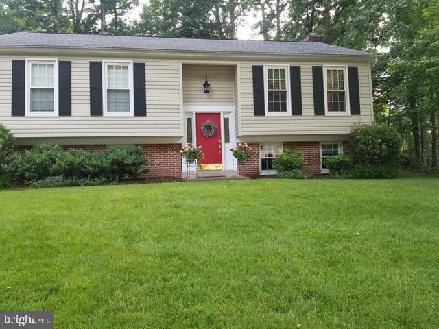 bi-level home featuring a front lawn