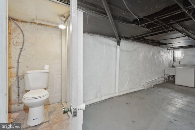 basement with washer / clothes dryer and sink