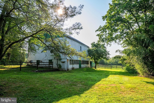 view of yard with an outbuilding