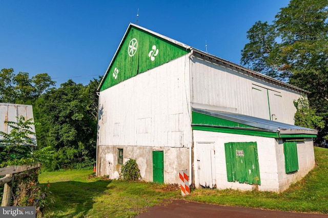 view of outdoor structure featuring a yard