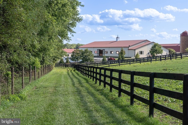 view of yard featuring a rural view