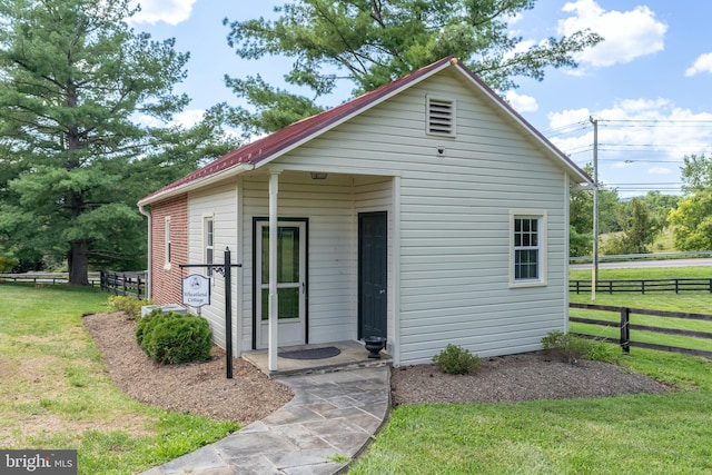 view of front of house featuring a front lawn