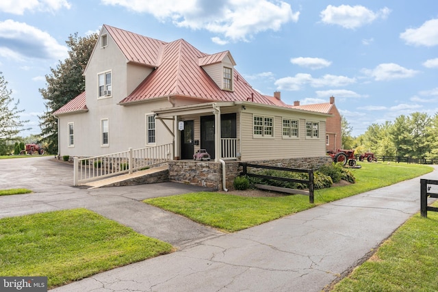 view of front of home featuring a front yard