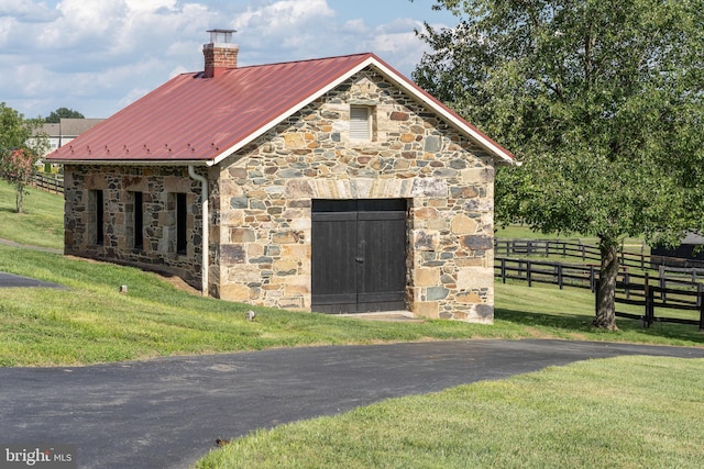 view of outdoor structure with a yard