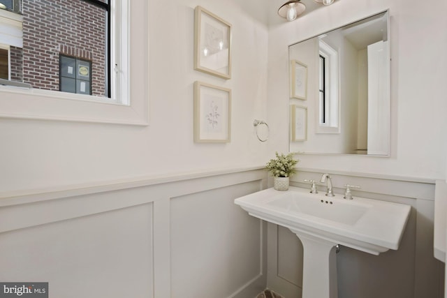 bathroom featuring sink