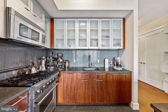 kitchen with tasteful backsplash, sink, and stainless steel appliances