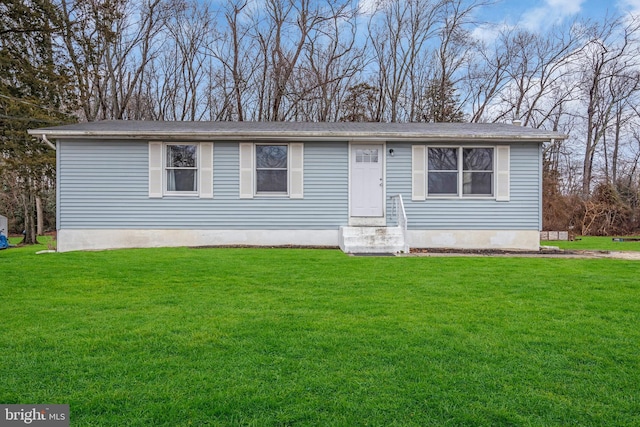 view of front of property featuring a front yard