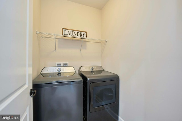 7916 Culloden Crest Ln, Gainesville, VA 20155 - laundry area featuring washing machine and clothes dryer and baseboards