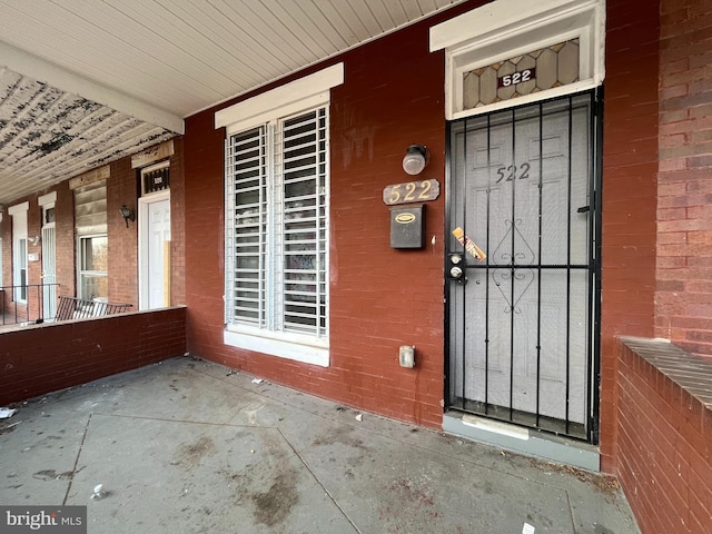 property entrance featuring a porch