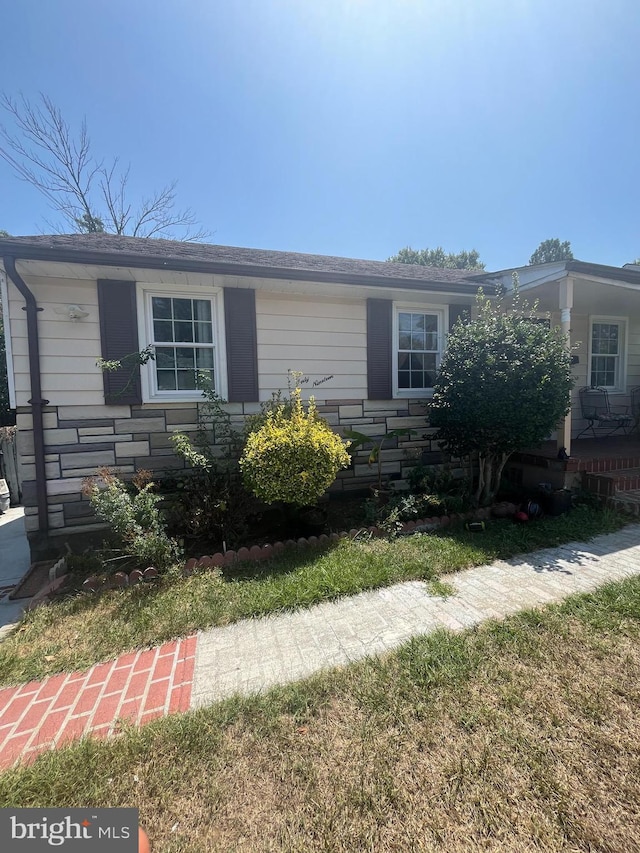 view of front of home with a front lawn