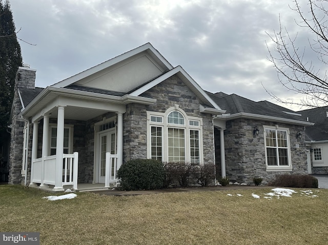 view of front of property featuring a front lawn