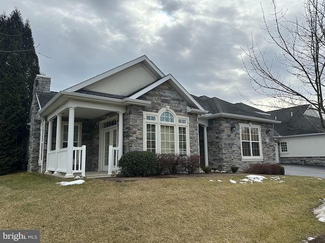 view of front of home featuring a front lawn