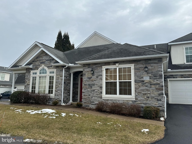 view of front of property featuring a front lawn