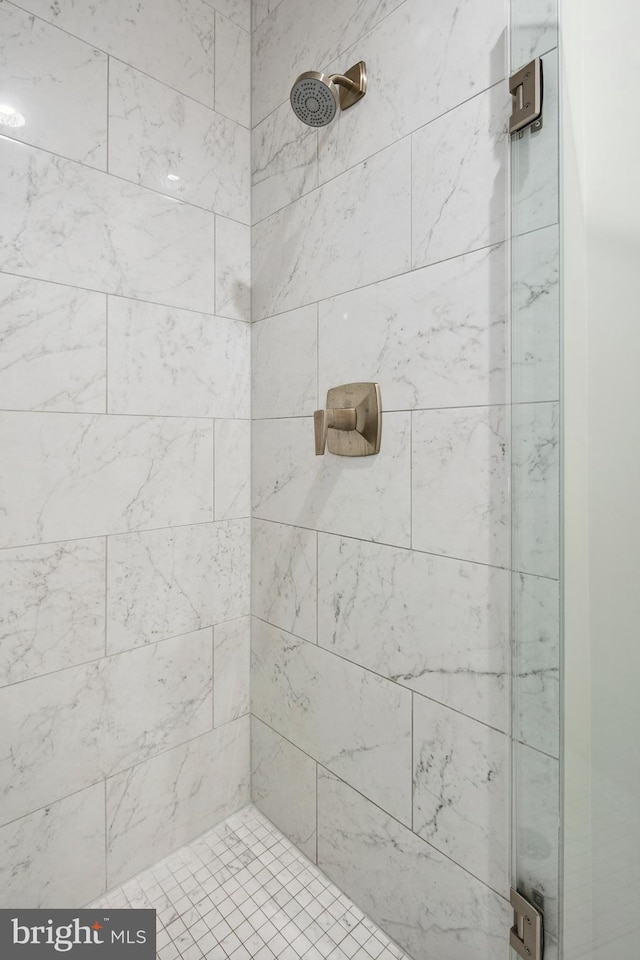 bathroom featuring tiled shower