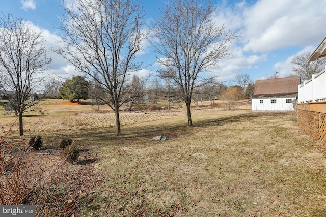 view of yard featuring a rural view