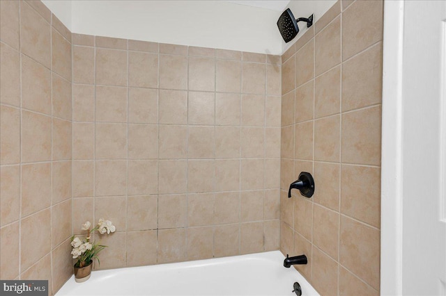 bathroom featuring tiled shower / bath