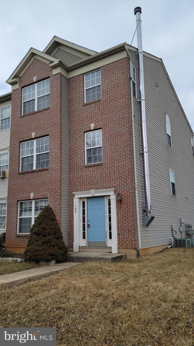 view of front of home with a front lawn