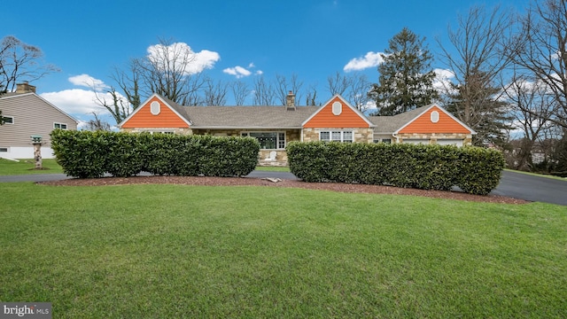 view of front facade featuring a garage and a front yard