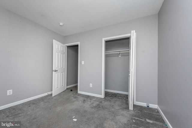 unfurnished bedroom featuring carpet flooring and a closet