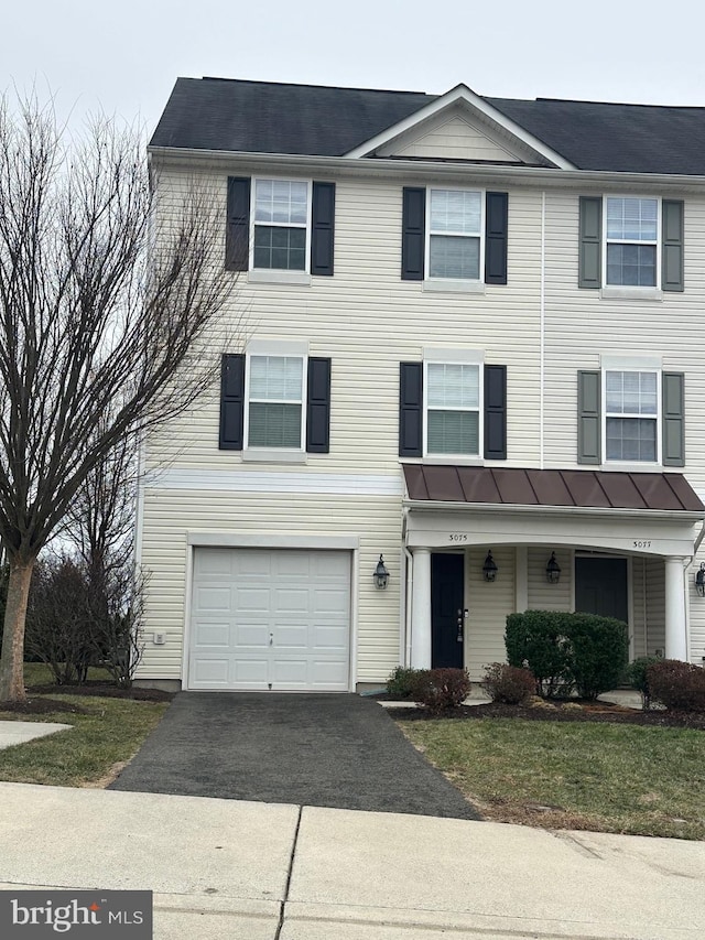 view of front facade featuring a garage