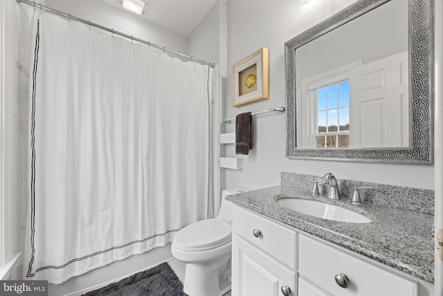 bathroom with shower / tub combo with curtain, vanity, and toilet