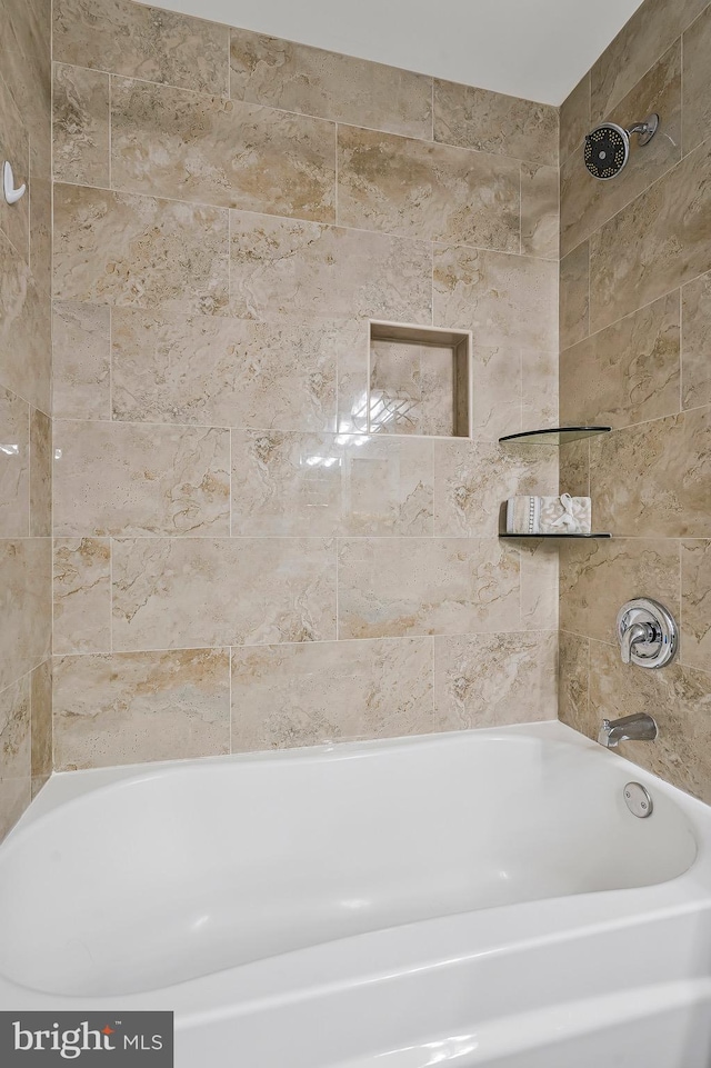 bathroom featuring tiled shower / bath combo