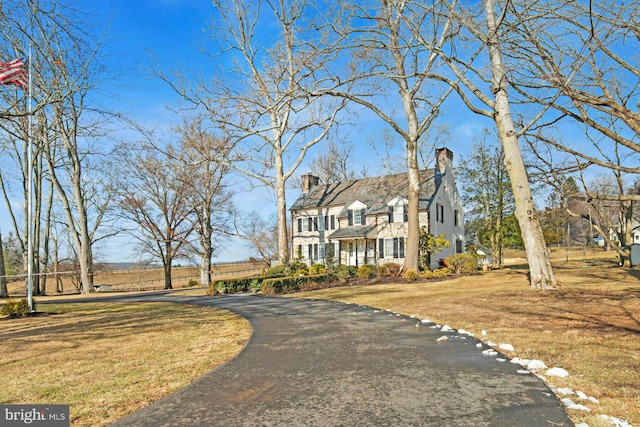 view of front facade featuring a front yard