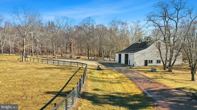 view of yard with an outbuilding